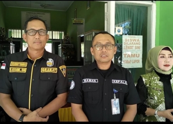 Kepala BNNK Lampung Timur, Maman Permana didampingi sekretaris DPC Granat Lamtim Iksan Nurjanah saat diwawancarai oleh tim Lampost.co, Kamis 24 April 2025.(Foto : Lampost.co/Arman Suhada)