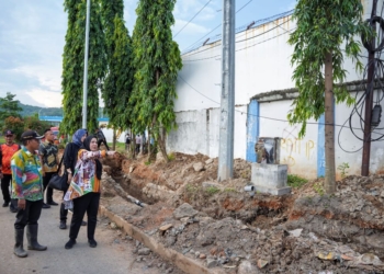 Walikota Bandar Lampung, Eva Dwiana saat melakukan pengecekan drainase di Panjang, Bandar Lampung. Dok