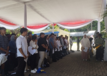 Para peserta UTBK SNBT di Universitas Lampung (Unila) berbaris melakukan pemeriksaan sebelum memasuki ruangan tes. (FOTO: Lampost.co / Umar Rabbani)