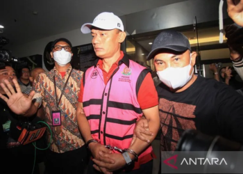 Petugas membawa Ketua Pengadilan Negeri Jakarta Selatan Muhammad Arif Nuryanta (tengah) menuju mobil tahanan setelah ditetapkan sebagai tersangka dalam kasus dugaan suap penanganan perkara di Kejaksaan Agung, Jakarta, Sabtu (12/4/2025).