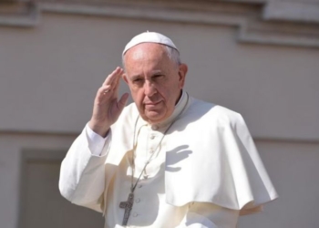 Paus Fransiskus saat menyapa umatnya beberapa waktu lalu. Adios, Paus Fransiskus (Foto: EPA/Metro TV)