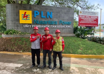 Para petugas BSPJI Bandar Lampung yang lengkap dengan APD dan atribut keselamatan, bersiap melaksanakan tugas di salah satu titik sampling area pembangkit.