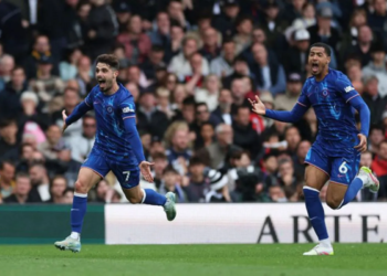 Pemain Chelsea Pedro Neto (kiri)