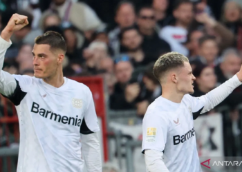Penyerang Bayer Leverkusen Patrik Schick (kiri)