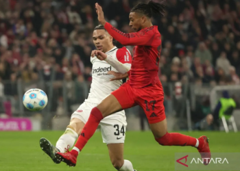 Pesepakbola Bayern Munich Michael Olise (kanan)