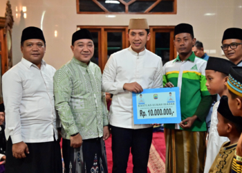 Bupati dan Wakil Bupati Lampung Selatan, Radityo Egi Pratama-M. Syaiful Anwar (Egi-Syaiful) melaksanakan salat tarawih pada Ramadan 1446 Hijriah