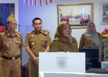 Wali Kota Eva Dwiana sidak ASN hari pertama kerja di Gedung Satu Atap Pemkot Bandar Lampung, Selasa 8 April 2025. Lampost.co/Andi Apriadi