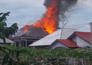 Satu unit rumah warga di Pekon Gunung Sugih Kecamatan Balik Bukit, Lambar terbakar Kamis 10 April 2025. Lampost.co/Eliyah