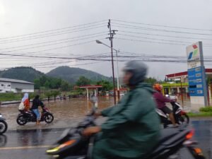 SPBU di Jalan Sutami Terendam Banjir, Warga Evakuasi Motor