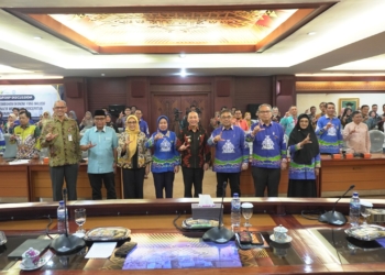 Asisten II Pemprov Lampung Mulyadi Irsan mewakili gubernur Lamping bersama Rektor Unila Lusemeilia Afriani dan narasumber Ekonom Senior BI KPw Lampung Fiskara Indawan, Ketua Baznas Lampung Iskandar Zulkarnain dan Dosen FEB Unila Asih Murwiati saat diskusi dengan tema “Pertumbuhan Ekonomi yang Inklusif, Inovatif, dan Inovatif Mendukung Percepatan Penurunan Kemiskinan” di Gedung Rektorat Unila, Kamis (10/4/2025). Istimewa