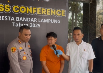 Pelaku pencabulan anak tiri saat berada di Mapolresta Bandar Lampung. Lampost.co/Asrul