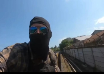 Tangkapan layar video di media massa menujukkan seorang bule atau WNA sedang menaikki babaranjang dari Tanjungkarang, Bandar Lampung ke Palembang.