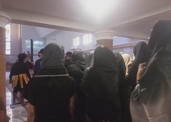 Fragmen oleh sejumlah jemaat HKBP Tanjungkarang saat Yesus memikul kayu salib, Jumat, 18 April 2025. Lampost.co/Wandi Barboy Silaban