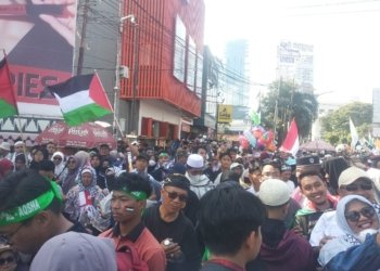 Ribuan massa yang tergabung dalam Aliansi Lampung Bersama Palestina menggelar aksi demonstrasi di Bundaran Tugu Adipura, Sabtu, 19 April 2025. Lampost.co/Andi Apriadi