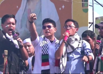 Andika Mahesa dan Aktivis Husein Gaza menyampaikan orasinya saat Aksi Damai di Tugu Adipura, Bandar Lampung, Sabtu, 19 April 2025. Lampost.co/Andi Apriadi