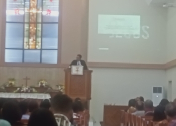 Ibadah paskah I Gereja HKBP Tanjungkarang. Pendeta Michael Lumbantobing saat berkhotbah di Gereja HKBP Tanjungkarang, Minggu, 20 April 2025. Lampost.co/Wandi Barboy Silaban