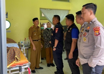 Biddokkes Polda Lampung mendirikan posko di wilayah terdampak banjir Panjang, Bandar Lampung, pada senin 21 April 2025. Lampost.co/Asrul