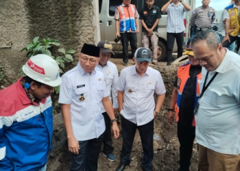 Gubernur Lampung Rahmat Mirzani Djausal saat melakukan peninjauan saluran drainase yang diduga sebagai pemicu penyebab banjir di Panjang, Bandar Lampung, Rabu, 23 April 2025. Lampost.co/Atika