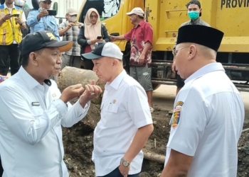 Gubernur Lampung Rahmat Mirzani Djausal saat melakukan peninjauan saluran drainase yang diduga sebagai pemicu penyebab banjir di Panjang, Bandar Lampung, Rabu, 23 April 2025. Lampost.co/Atika