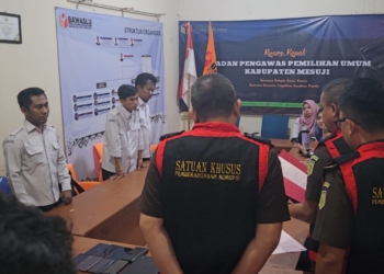 Kejaksaan Negeri Mesuji melakukan penghitungan kerugian negara yang ditimbulkan Kantor Bawaslu Mesuji, Kamis, 24 April 2025. Lampost.co/Ridwan Anas