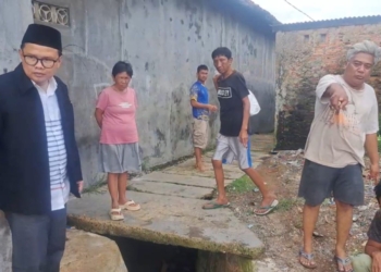 Pipa PGN. Anggota DPRD Lampung saat mengecek saluran drainase di Kecamatan Panjang Selatan. Lampost.co/Asrul Septian Malik