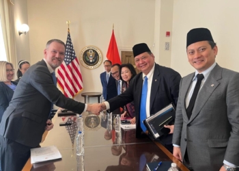 Menteri Koordinator Bidang Perekonomian Airlangga Hartarto (dua dari kanan) berjabat tangan dengan US Trade Representative (USTR)/Wakil Dagang AS Jamieson Lee Greer (kiri) di Amerika Serikat. (ANT)