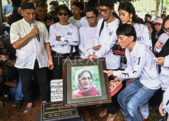 Personel band Slank Ridho (kiri), Kaka (atas ketiga kiri), Ivanka (kedua kiri), Bimbim (keempat kiri), Abdee (kelima kiri) berfoto bersama saat pemakaman Bunda Iffet di TPU Karet Bivak, Jakarta, Minggu (27/4/2025). ANTARA FOTO/Rivan Awal Lingga