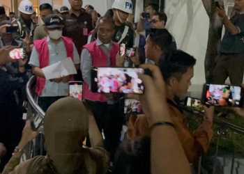 M. Dawam Raharjo (menggunakan topi hitam) saat keluar dari ruangan Pidsus Kejati Lampung,17 April 2025. (Lampost/Asrul)