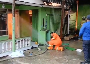 Gudang perabotan rumah tangga yang terletak di Jalan Cempaka 3, Tanjung Senang, Bandar Lampung, terbakar pada Jumat, 25 April 2025. (Dok Damkar)