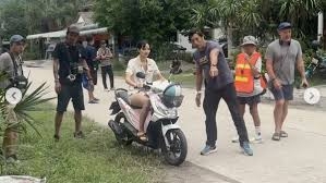 Lisa BLACKPINK Bikin Heboh Saat Syuting saat mengendarai Honda Beat.