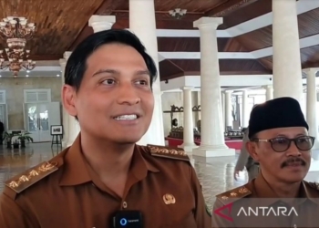 Bupati Indramayu Lucky Hakim saat memberikan klarifikasi terkait perjalanannya ke Jepang. (ANT)