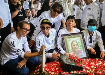 Personel band Slank Ridho (kiri), Kaka (atas ketiga kiri), Ivanka (kedua kiri), Bimbim (keempat kiri), Abdee (kelima kiri) berfoto bersama saat pemakaman Bunda Iffet di TPU Karet Bivak, Jakarta, Minggu (27/4/2025). ANTARA FOTO/Rivan Awal Lingga