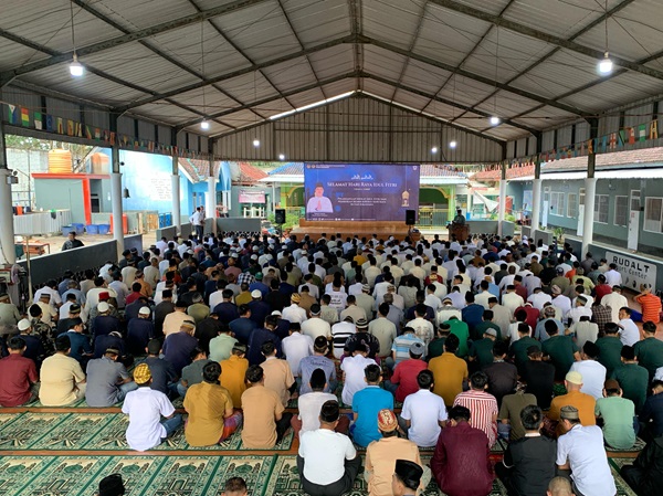 Sebanyak 452 napi Rutan Kelas llB Sukadana salat Id. (Lampost.co/Arman Suhada)