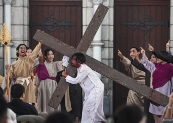 Umat Katolik menampilkan visualisasi Jalan Salib saat peringatan Jumat Agung di Gereja Katedral, Jakarta, Jumat (29/3/2024). Jalan Salib tersebut merupakan rangkaian ibadah Jumat Agung dalam memperingati wafatnya Yesus di bukit Golgota. (ANT)