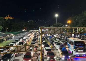 Aktivitas kendaraan pemudik arus balik di kantong parkir dermaga reguler Pelabuhan Bakauheni pada Senin dini hari (7/4). (ANT)