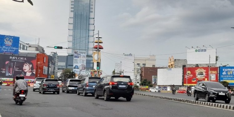 Awan menyelimuti wilayah Tugu Adipura Bandar Lampung. BMKG Lampung memperkirakan cuaca di wilayah Lampung cerah berawan berpotensi hujan. (Foto: Lampost.co / Triyadi Isworo)