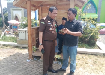 Kastel Kejari Lampura, Ready saat memberikan keterangan kepada Lampost.co di sela-sela silaturahmi ormas keagamaan Muhammadiyah di pelataran parkir masjid Kompleks Islamic Center Kotabumi. Dok. Lampost.co.