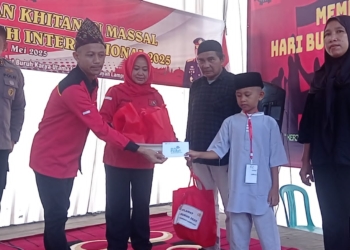 Federasi Serikat Buruh Karya Utama (FSBKU) Lampung bersama Polda Lampung memperingati Hari Buruh Internasional atau May Day dengan menggelar bakti sosial untuk warga Kampung Batu Serampok, Kelurahan Srengsem, Kecamatan Panjang, Bandar Lampung, Kamis, 1 Mei 2025.