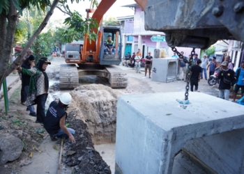 Walikota Kota Bandar Lampung, Eva Dwiana melakukan pemantauan pemasangan Box Culvert sepanjang Jalan Bahari, Kelurahan Panjang Utara, Kecamatan Panjang. Dok Pemkot