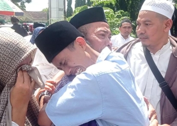 Pelukan dan isak tangis keluarga iringi keberangkatan jemaah calon haji kloter 3 Lampung dari Bandar Lampung di Asrama Haji Lampung, Minggu, 4 Mei 2025.