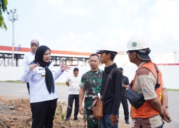 Walikota Bandar Lampung Eva Dwiana saat meninjau pembangunan Jalan Tirtayasa, Kecamatan Sukabumi. Pembangunan jalan akan terlaksanakan tahun 2025. Dok