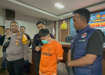 Pelaku dan barang bukti saat berada di Mapolresta Bandar Lampung, Rabu, 7 Mei 2025. (Foto: Lampost.co / Asrul Septian Malik)