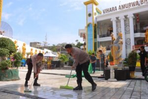 Polresta Bandar Lampung Bersihkan Vihara Jelang Waisak 2025, Perkuat Toleransi Umat Beragama