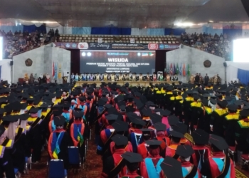 Universitas Lampung (Unila) menggelar wisuda 889 orang dari program doktoral, magister, profesi, sarjana, dan ahli madya si GSG Universitas Lampung, Sabtu, 17 Mei 2025. (Foto: Lampost.co/Umar Rabbani)