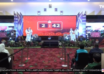 Debat publik pasangan calon kepala daerah Kabupaten Pesawaran dalam rangka pemungutan suara ulang (PSU) Bupati dan Wakil Bupati di Emersia Hotel & Resort, Kota Bandar Lampung, Minggu, 18 Mei 2025. Dok. Tangkapan Layar Youtube KPU Pesawaran.