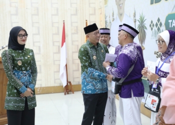 Gubernur Lampung Rahmat Mirzani Djausal dan Wakil Gubernur Lampung memberikan uang saku senilai Rp1 juta/jamaah haji asal Lampung saat melepas secara langsung di Gedung Madinatul Hujjaj, Asrama Haji Provinsi Lampung. Dok Adpim Lampung