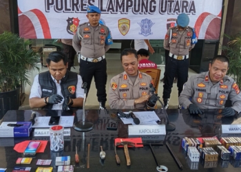 Konferensi Pers Polres Lampura di Mapolres setempat, Rabu (21/5/2025). Satu tersangka, ER (22), terkena timah panas akibat melawan petugas saat diamankan malam tadi. (Foto: Lampost.co / Fajar Nofitra)