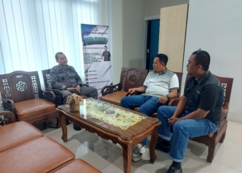 Kastel Kejari Lampura, Ready didampingi staf memberikan keterangan akan adanya laporan masyarakat, Kamis, 22 Mei 2024, soal dugaan penyalah gunaan anggaran hibah pilkada 2024 di KPU. (Foto: Lampost.co/ Fajar Nofitra)