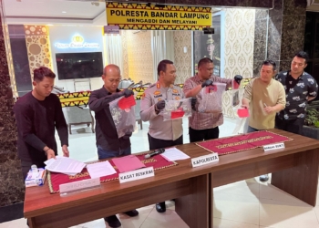 Polresta Bandar Lampung menyita senjata api dan amunisi pelaku pencurian mobil tewas usai baku tembak dengan jajaran Satreskrim. Dok