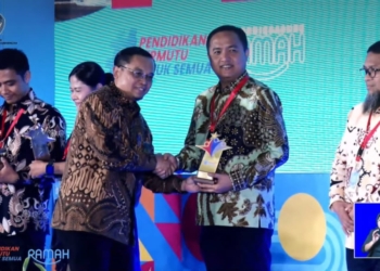 Kadisdikbud Lampung saat menerima penghargaan Pengelolaan KIP pendidikan menengah dari Kemendikdasmen. Dok